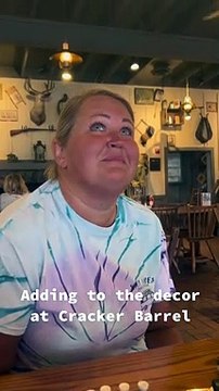 Mulheres deixam foto em restaurante dos EUA. Até agora, ninguém reparou