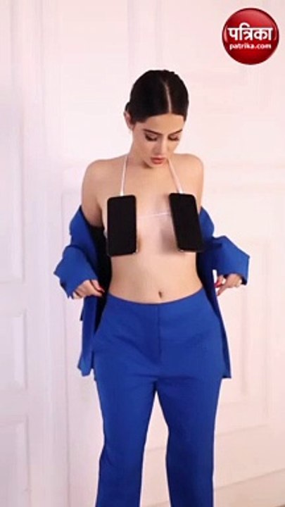 Urfi Javed: टॉपलेस हुईं उर्फी जावेद, मोबाइल-चार्जर से बनाई ड्रेस, खुद को बताया फुली चार्ज्ड