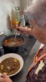 ¡Amigas hasta el final! Mujer de avanzada edad le prepara comida a su amiga de 96 años