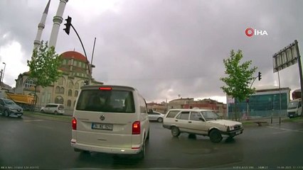 Film sahnelerini aratmayan kavga kamerada: Otomobilin üzerinden atlayıp yumruk yağmuruna tuttu