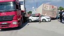 Zincirleme kazaya karışan araç, yoldan geçen otomobilin üzerine devrildi