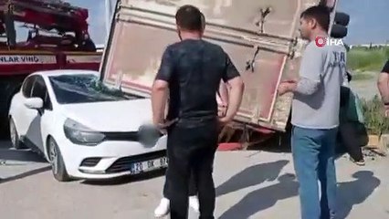 PINARKENT’TE ZİNCİRLEME KAZA  OTOMOBİLİN ÜZERİNE DEVRİLDİ