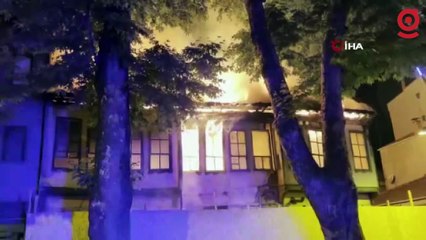 Bursa'da tarihi bina alev alev yandı