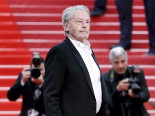 Pour éviter des ventes posthumes, Alain Delon, qui prépare sa fin de vie, met en vente tout ce qu’il a : l’acteur très très ému !