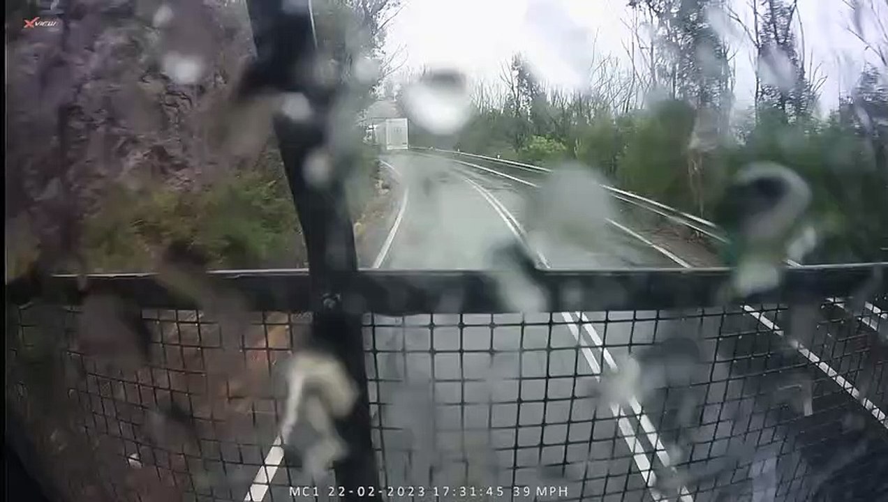 Un chauffeur de camion entre en collision avec un camion et une remorque en portefeuille