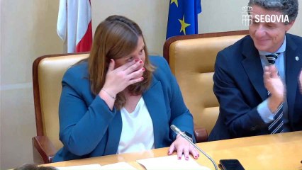 La alcaldesa de Segovia, Clara Martín, se despide entre lágrimas del Ayuntamiento