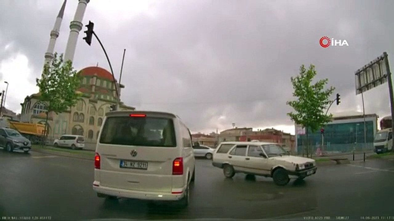 Le combat qui ressemble à des scènes de film est filmé ! Il a sauté par-dessus la voiture et lui a donné un coup de poing.