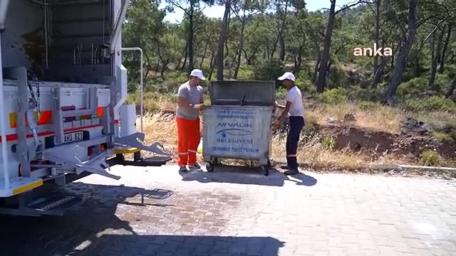 La municipalité d'Ayvalık poursuit le nettoyage avec un véhicule de lavage et de désinfection des conteneurs