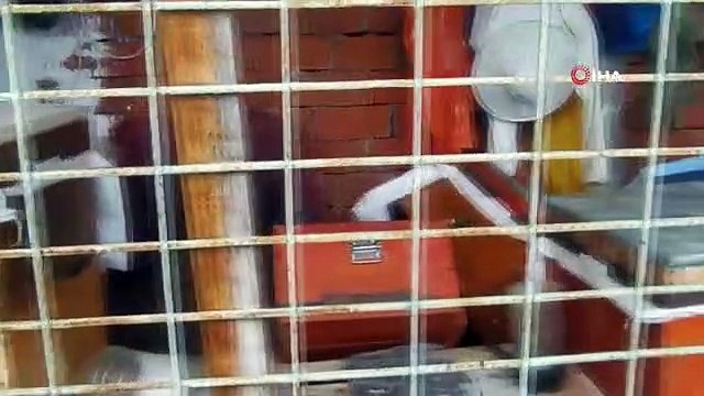 Il reste des marques de griffes de l'ours qui a dispersé les ruches