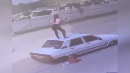 Park halindeki aracın üzerine çıkıp dans eden kadına araç sahibi tepki gösterdi