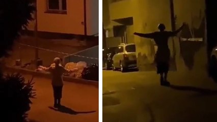 VIDEO: 'सर्बिया की सड़कों पर रात होते ही आ जाती है डांसिंग लेडी, देखने वाले हो रहे गायब'