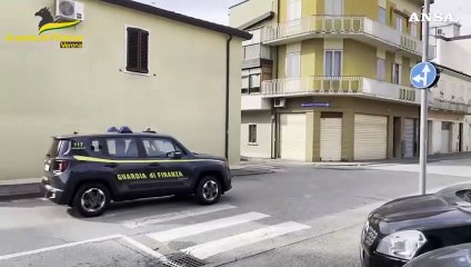 Coltivava marijuana in un negozio di articoli da regalo, denunciato