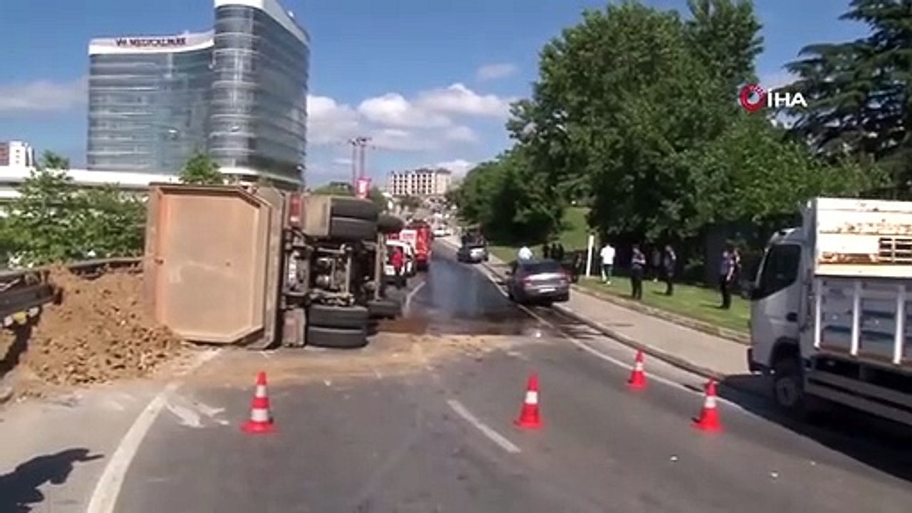 Pendik'te Hafriyat Kamyonu Devrildi: 2 Yaralı