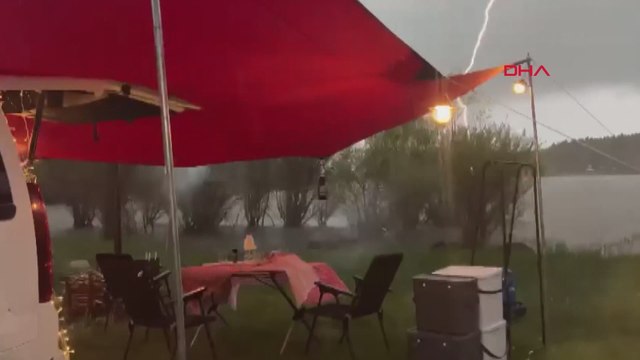 Yıldırım düşme anı kampçıların kamerasına yansıdı