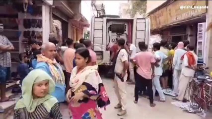 BREAKING: बिजली की शॉर्ट सर्किट से रस्तोगी मार्केट में लगी भीषण आग, देखें LIVE