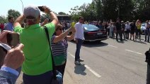 Silvio Berlusconi, il feretro arriva a Valenza accolto dagli applausi