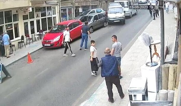 El freni çekilmeyen minibüs park halindeki araçlara çarptı