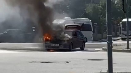 Kırmızı ışıkta beklerken alev aldı