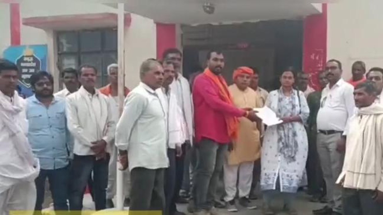 बैतूल: सड़क को लेकर किसानो ने किया प्रदर्शन,दी आंदोलन की चेतावनी सौंपा ज्ञापन