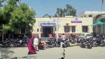 उप जिला अस्पताल के सामने वाहनों का जमावड़ा