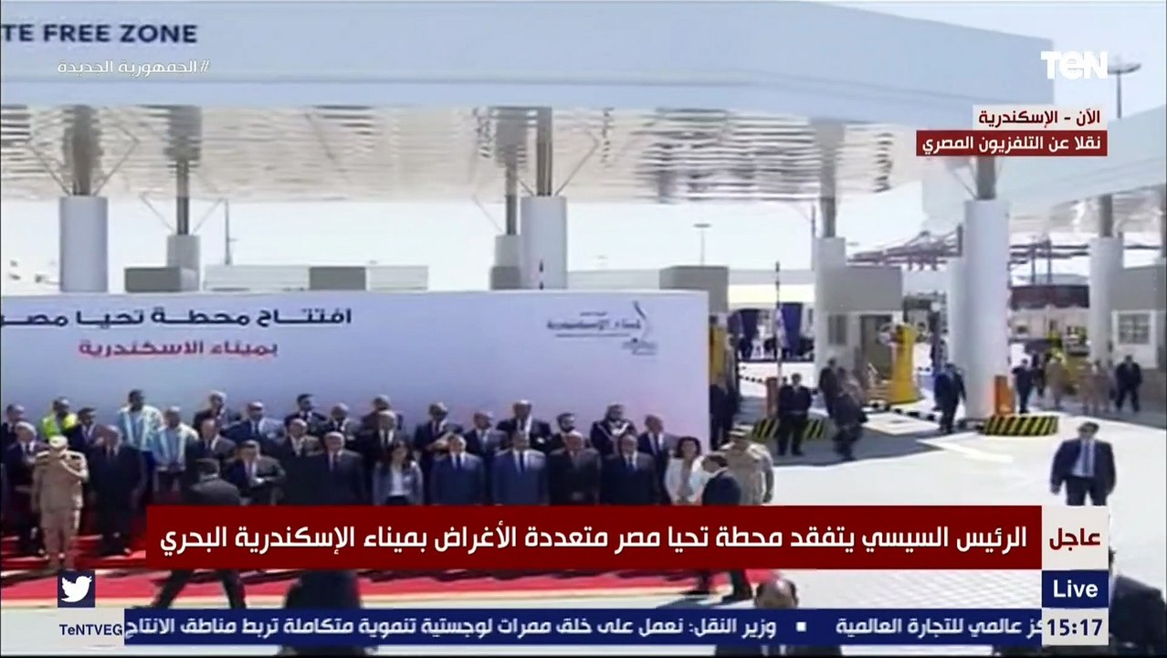 الرئيس السيسي يلتقط صورة تذكارية خلال إفتتاح مح...