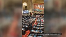 Un dinosaure interrompt le parlement colombien pour rappeler l'urgence climatique