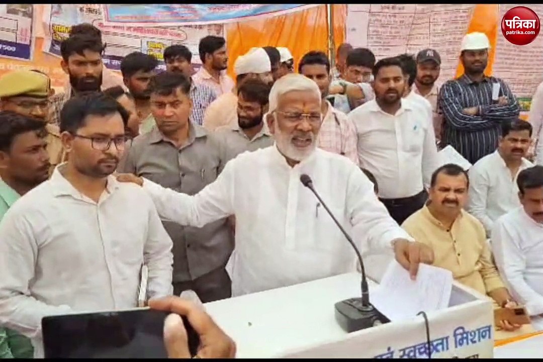 जलशक्ति मंत्री के सामने महिला ने ग्राम प्रधान क...