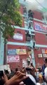 Delhi'deki dershanede korkutan yangın: Öğrenciler tellere tutunarak yangından kaçtı