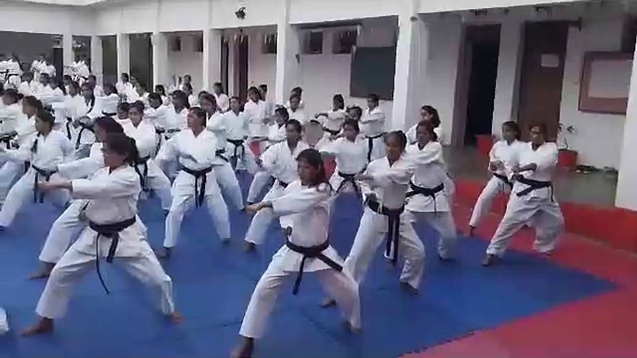 Video: युवतियां ले रही कड़ी ट्रेनिंग, आप भी देखकर कहेंगे वाह