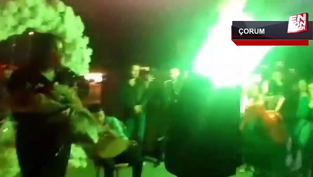 Çorum’da polis uygulama yaptı, genç müzisyen kız arkadaşına evlilik teklifi ettii