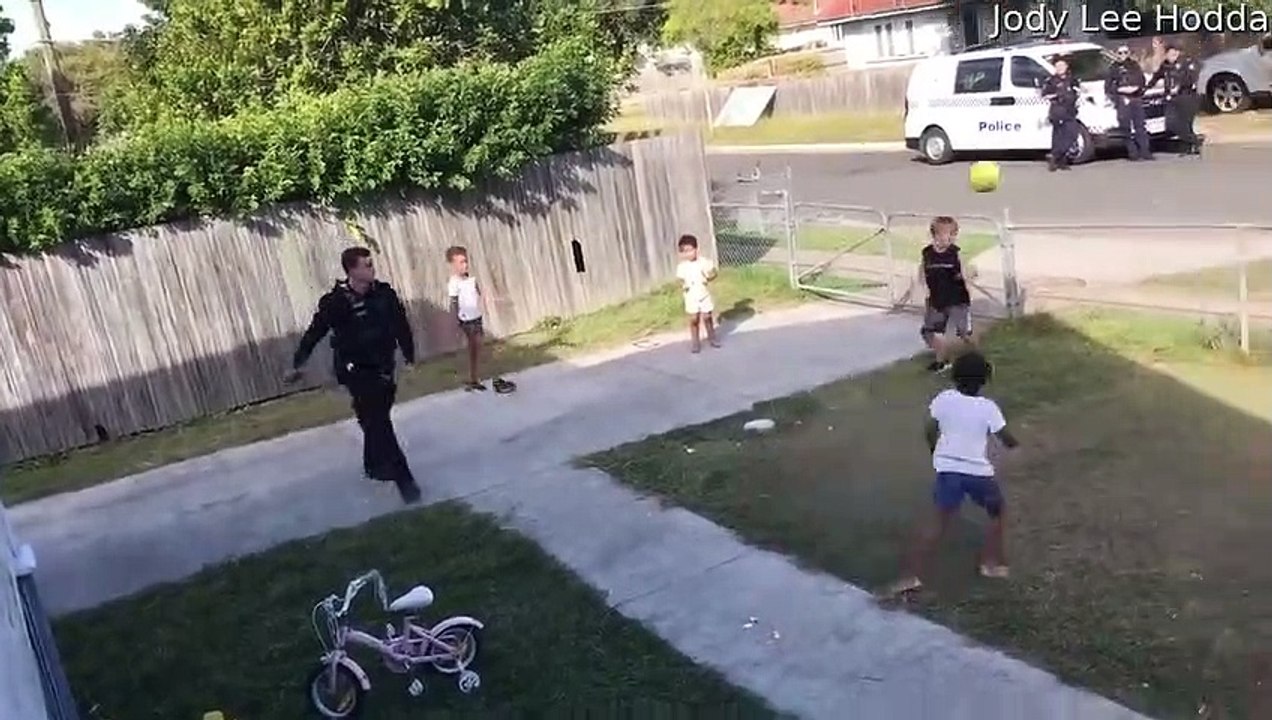 Un policier rejoint un match de football local