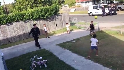 Un policier rejoint un match de football local