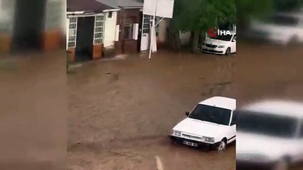 Bingöl'de sağanak sonrası işyerlerini su bastı