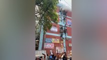 Inde : des étudiants échappent à un incendie en utilisant des cordes suspendues dans le vide.