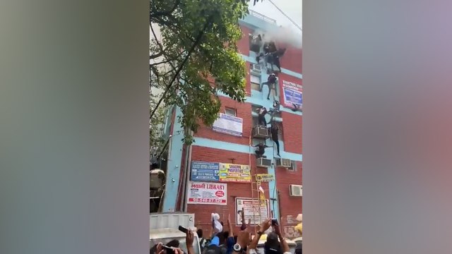 Inde : des étudiants échappent à un incendie en utilisant des cordes suspendues dans le vide.