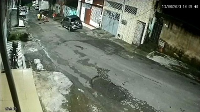 Vídeo mostra momento em que ônibus da PM perde freio e atinge casa em Plataforma