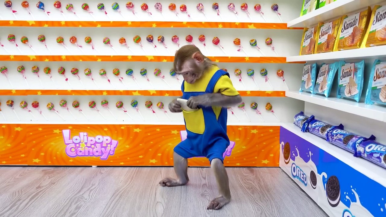 KiKi Monkey bath in the bathtub full of Bath Bubbles with ducking and go swimming _ KUDO ANIMAL KIKI