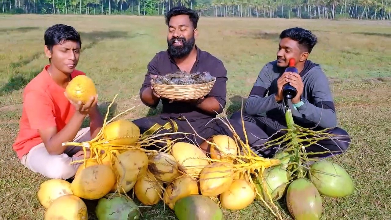 Tender Coconut Filled With Prawns _ ചെമ്മീനും വൈനും കരിക്കിൽ നിറച്ചു ചുട്ടത് _ M4 Tech _