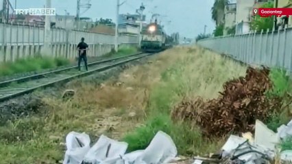 Adana'da bir kişi trenin önünü kesti: Tren güçlükle durabildi
