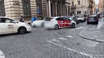 L'arrivo di Elon Musk a Palazzo Chigi (un taxi blocca la sua Tesla)
