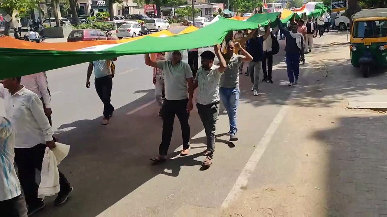 मांगों को लेकर अनूठा प्रदर्शन, 2100 फीट का तिरंगा लेकर 4000 मीटर तक निकाली पैदल यात्रा : देखें वीडियो