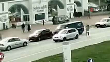 Geri manevra yaparken anne ve bebeğine çarptı