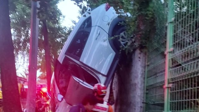 서울 송파구 아파트서 SUV 차량 추락...2명 다쳐 / YTN