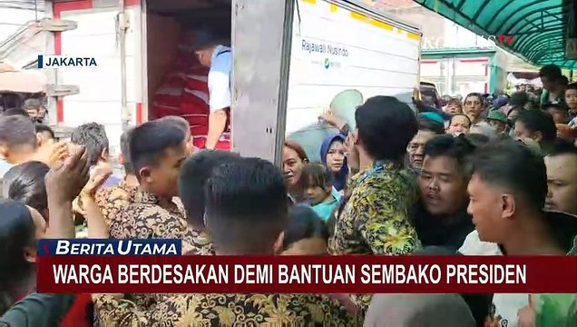 Ratusan Warga di Jakarta Selatan Berdesak-desakkan Berebut Paket Sembako yang Dibagikan Presiden