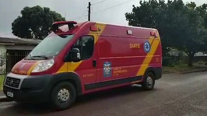 Idosa apresenta suspeita de fratura no quadril após sofrer queda