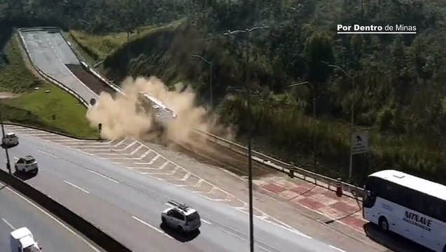 Caminhão guindaste perde freio e usa área de escape do Anel Rodoviário, em BH
