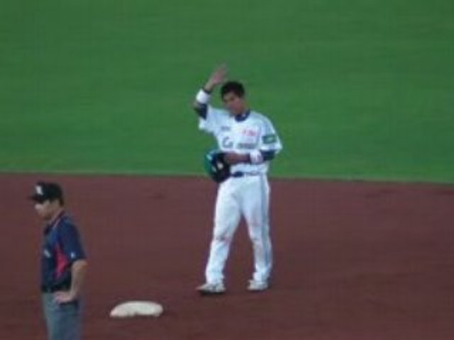 陳峰民揮手