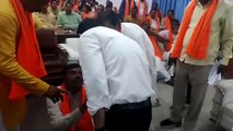 Video: लखनऊ नगर निगम में बीजेपी पार्षद ने किया हंगामा कुर्सी न मिलने से हुए नाराज, बैठे जमीन पर