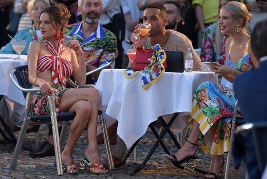 « Tomato girl » : qu’est-ce que cette tendance mode qui envahit TikTok et qui célèbre la dolce vita ?