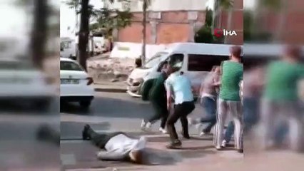 Yol verme tartışmasında cadde boks ringine döndü... O anlar kamerada